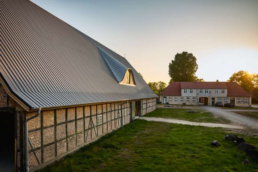 Smuk tagkonstruktion bringes til live med pandeplader, Gut Godderstorf, 23779 Neukirchen, Tyskland